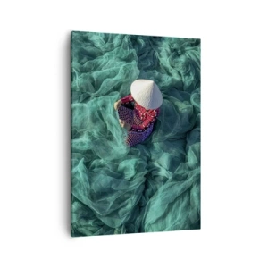 Impression sur toile - Image sur toile - Une personne avec un chapeau parmi des filets de pêche verts - 50x70cm - Dans une mer de filet - Décoration murale moderne pour le salon et la chambre ARTTOR