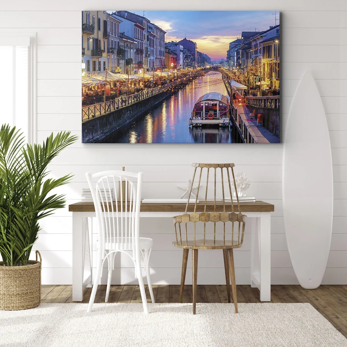 Impression sur toile - Image sur toile - Un canal éclairé entouré de bâtiments colorés - 70x50cm - Soirée de lumière et de jeu - Décoration murale moderne pour le salon et la chambre ARTTOR