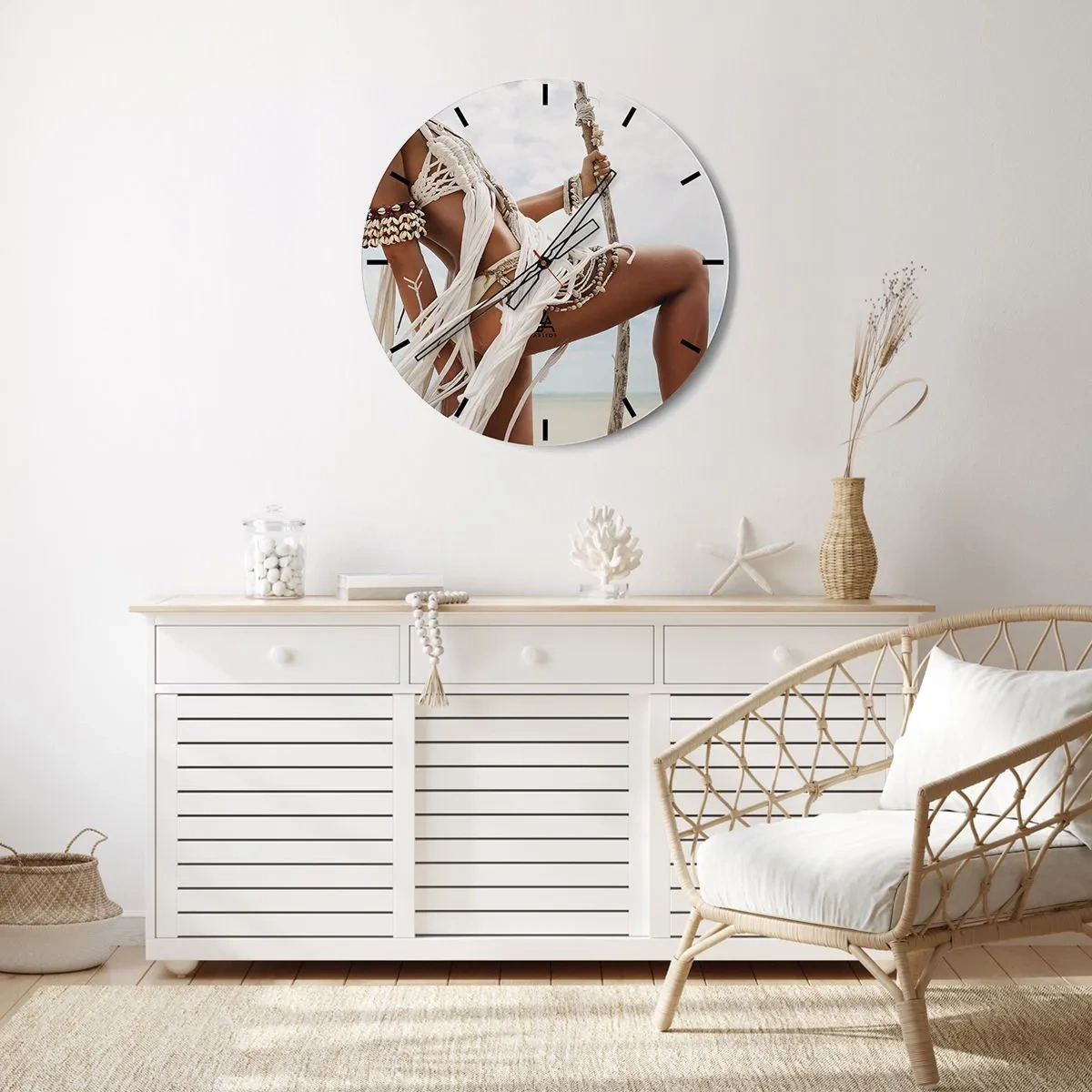 Horloge murale - Pendule murale - Une figure stylisée en bijoux ethniques sur fond de plage. - 30x30cm - Prêtresse du soleil - Décoration murale moderne pour le salon, la cuisine et la chambre ARTTOR