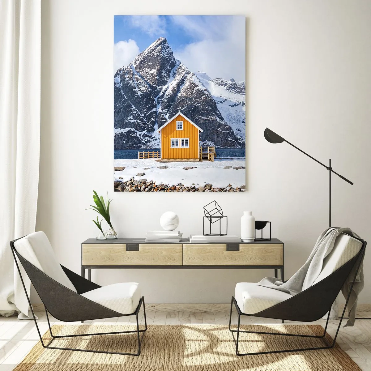 Impression sur verre - Image sur verre - Une maison jaune sur fond de montagnes enneigées et de la mer - 80x120cm - Vacances scandinaves - Décoration murale moderne pour le salon et la chambre ARTTOR