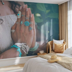 Papier Peint Photo Premium Sand - Mains avec des anneaux décoratifs de style bohème - 100x70cm - Bienvenue au centre du bien-être - Décoration murale moderne pour le salon et la chambre ARTTOR
