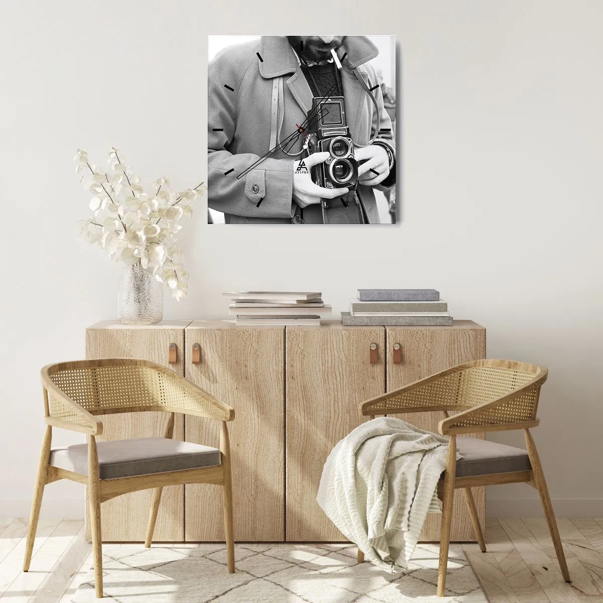 Horloge murale - Pendule murale - Photo en noir et blanc d'un homme avec un appareil photo rétro - 30x30cm - Dans un style rétro - Décoration murale moderne pour le salon et la chambre ARTTOR