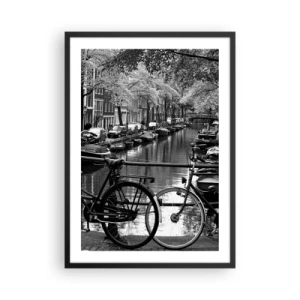 Affiche dans un cadre noir - Poster - Vue en noir et blanc d'un canal avec des vélos à Amsterdam - 50x70cm - Une vue très hollandaise - Décoration murale moderne pour le salon et la chambre ARTTOR