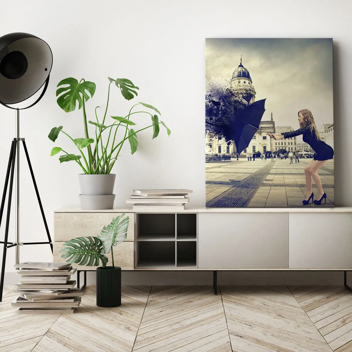 Impression sur toile - Image sur toile - Une femme avec un parapluie dans une composition artistique sur fond urbain - 50x70cm - Il y a un tel vent… - Décoration murale moderne pour le salon et la chambre ARTTOR