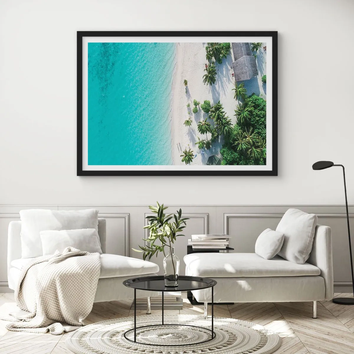 Affiche dans un cadre noir - Poster - Vue plongeante sur une plage tropicale avec de l'eau turquoise et des palmiers - 100x70cm - Vacances au paradis - Décoration murale moderne pour le salon et la chambre ARTTOR