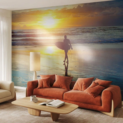 Papier Peint Photo Premium Sand - Surfeur sur la plage au coucher du soleil - 100x70cm - Le retour du guerrier - Décoration murale moderne pour le salon et la chambre ARTTOR