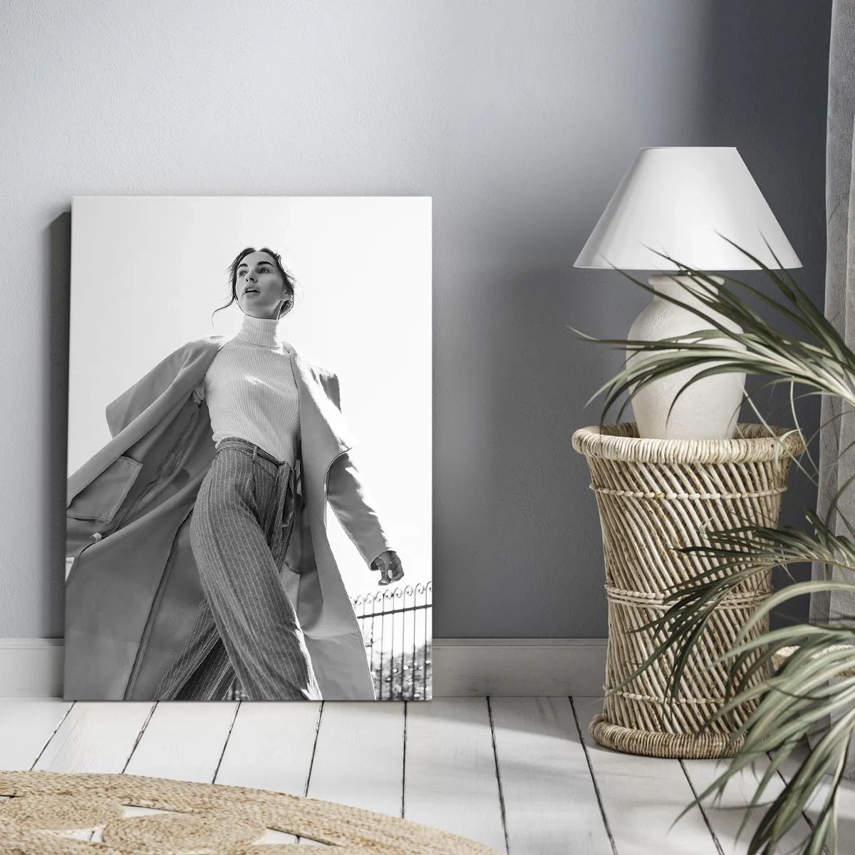 Impression sur toile - Image sur toile - Femme élégante en manteau sur fond architectural noir et blanc - 50x70cm - Tu viens avec moi? - Décoration murale moderne pour le salon et la chambre ARTTOR
