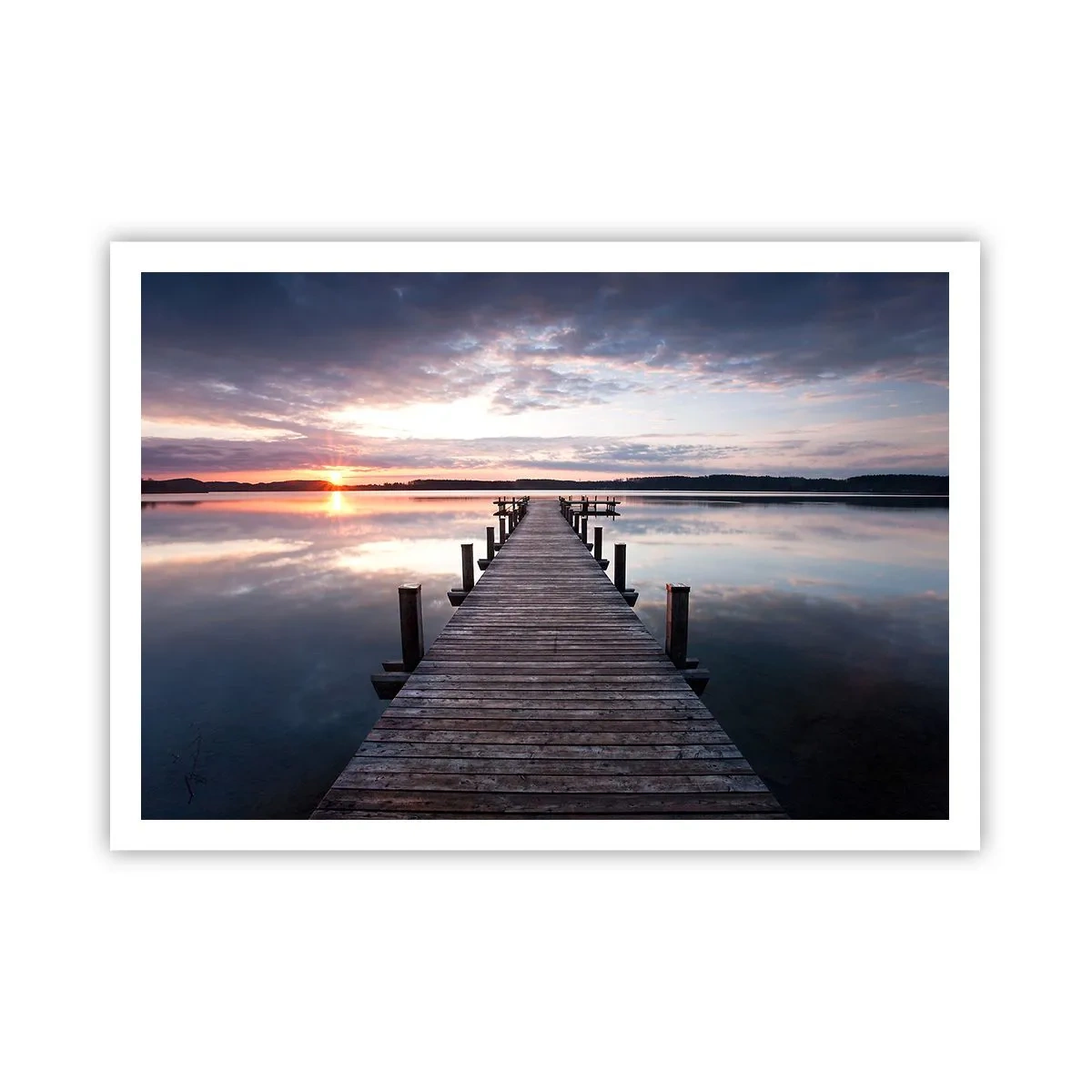 Affiche - Poster - Une jetée sur un lac au coucher du soleil dans un paysage paisible - 100x70cm - Une frontière tranquille entre le jour et la nuit - Décoration murale moderne pour le salon et la chambre ARTTOR