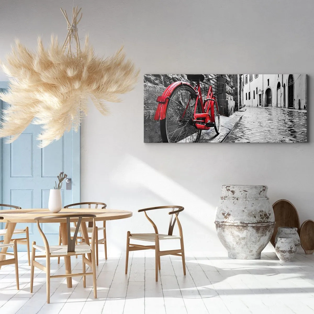 Impression sur toile - Image sur toile - Vélo rouge dans une rue en noir et blanc - 120x50cm - La vraie beauté ne vieillit pas - Décoration murale moderne pour le salon et la chambre ARTTOR