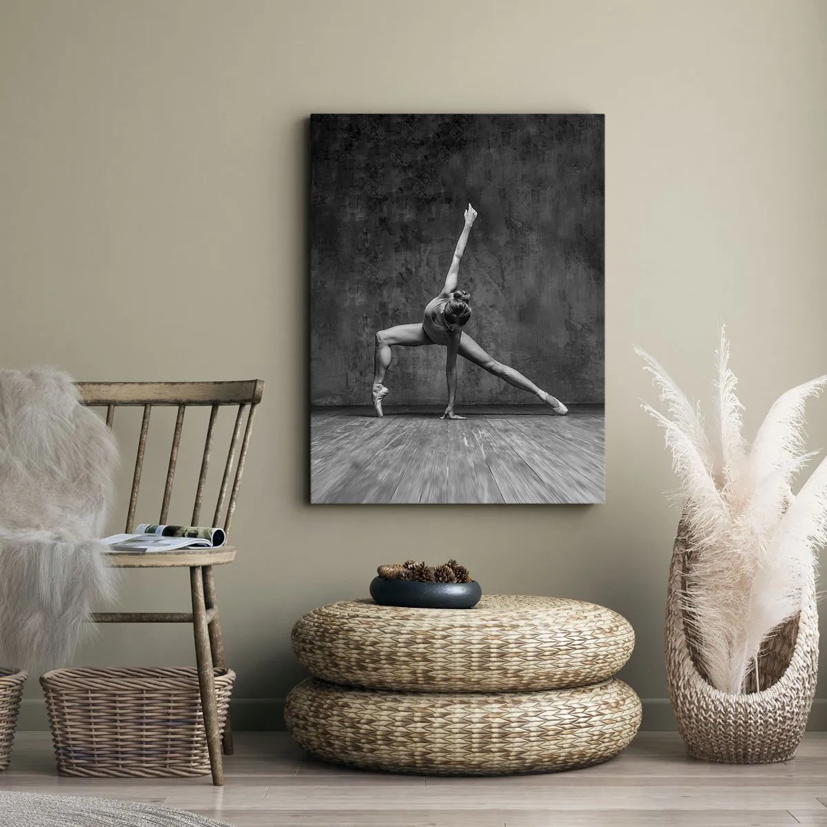 Impression sur toile - Image sur toile - Une danseuse dans une pose artistique contre un mur brut - 70x100cm - Balance idéale - Décoration murale moderne pour le salon et la chambre ARTTOR
