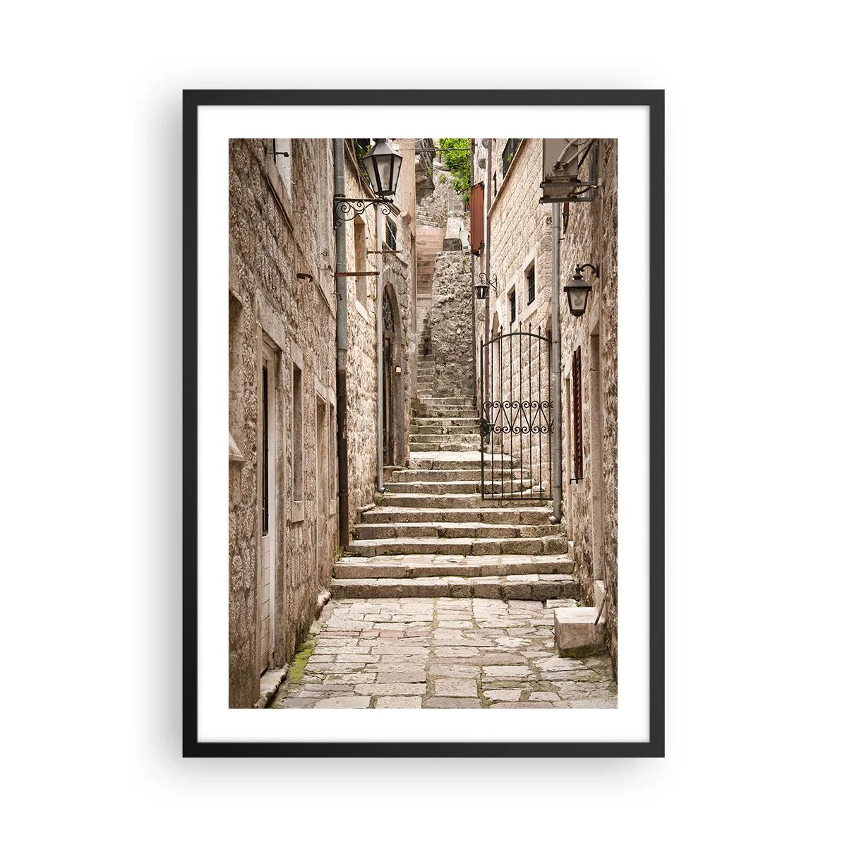 Affiche dans un cadre noir - Poster - Une rue en pierre avec des escaliers et des lanternes historiques - 50x70cm - Une vieille ruelle magique - Décoration murale moderne pour le salon et la chambre ARTTOR