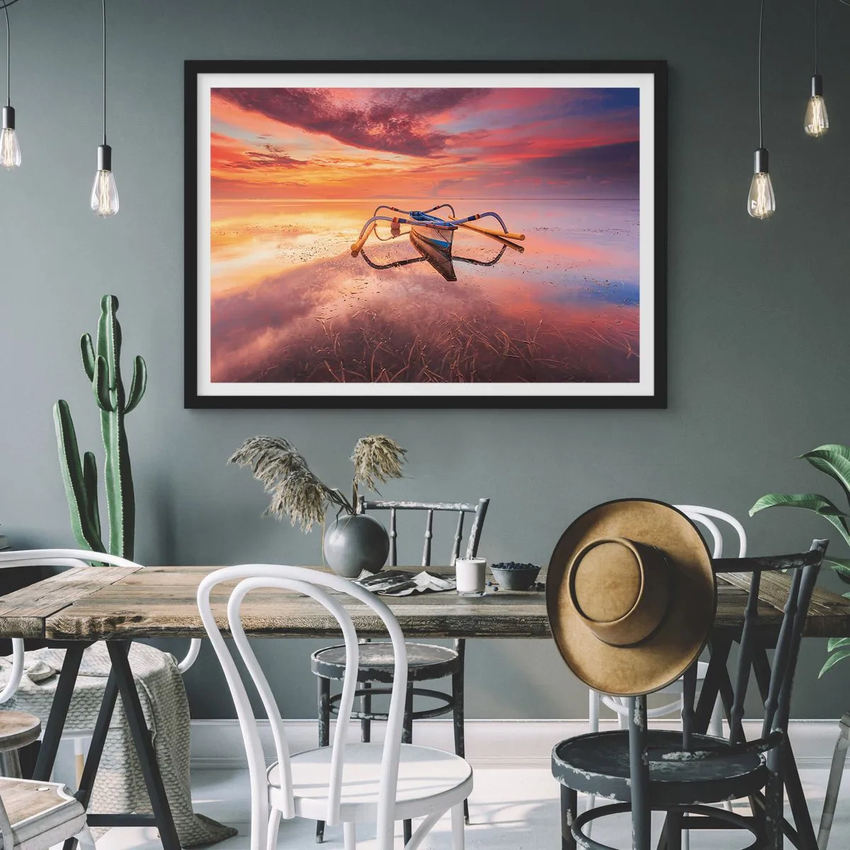 Affiche dans un cadre noir - Poster - Un bateau sur une eau calme au coucher du soleil - 70x50cm - Le calme d'une soirée tropicale - Décoration murale moderne pour le salon et la chambre ARTTOR