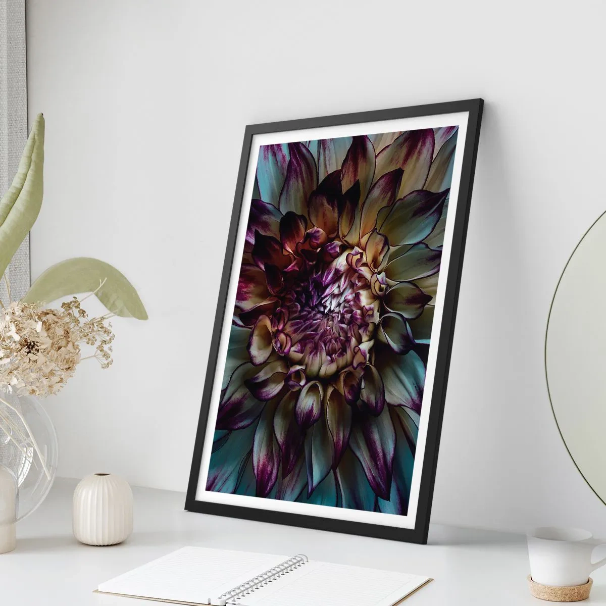 Affiche dans un cadre noir - Poster - Photographie macro de dahlias foncés dans des tons violets et dorés - 50x70cm - L'apogée de la jeunesse - Décoration murale moderne pour le salon et la chambre ARTTOR