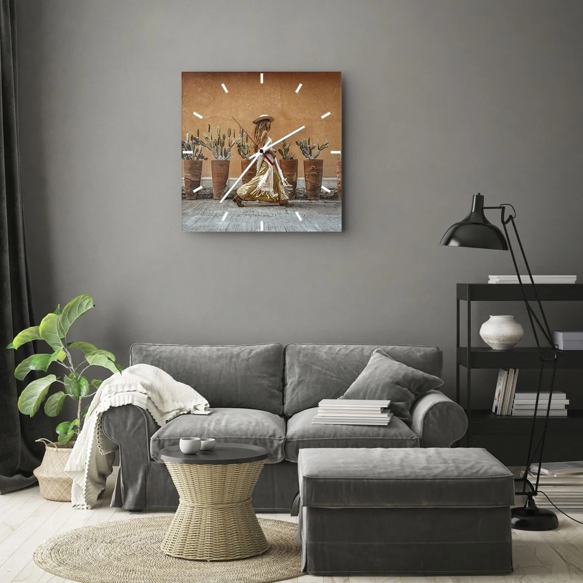 Horloge murale - Pendule murale - Une femme dans un style bohème avec des pots de cactus en arrière-plan. - 30x30cm - Style hippie - Décoration murale moderne pour le salon et la chambre ARTTOR