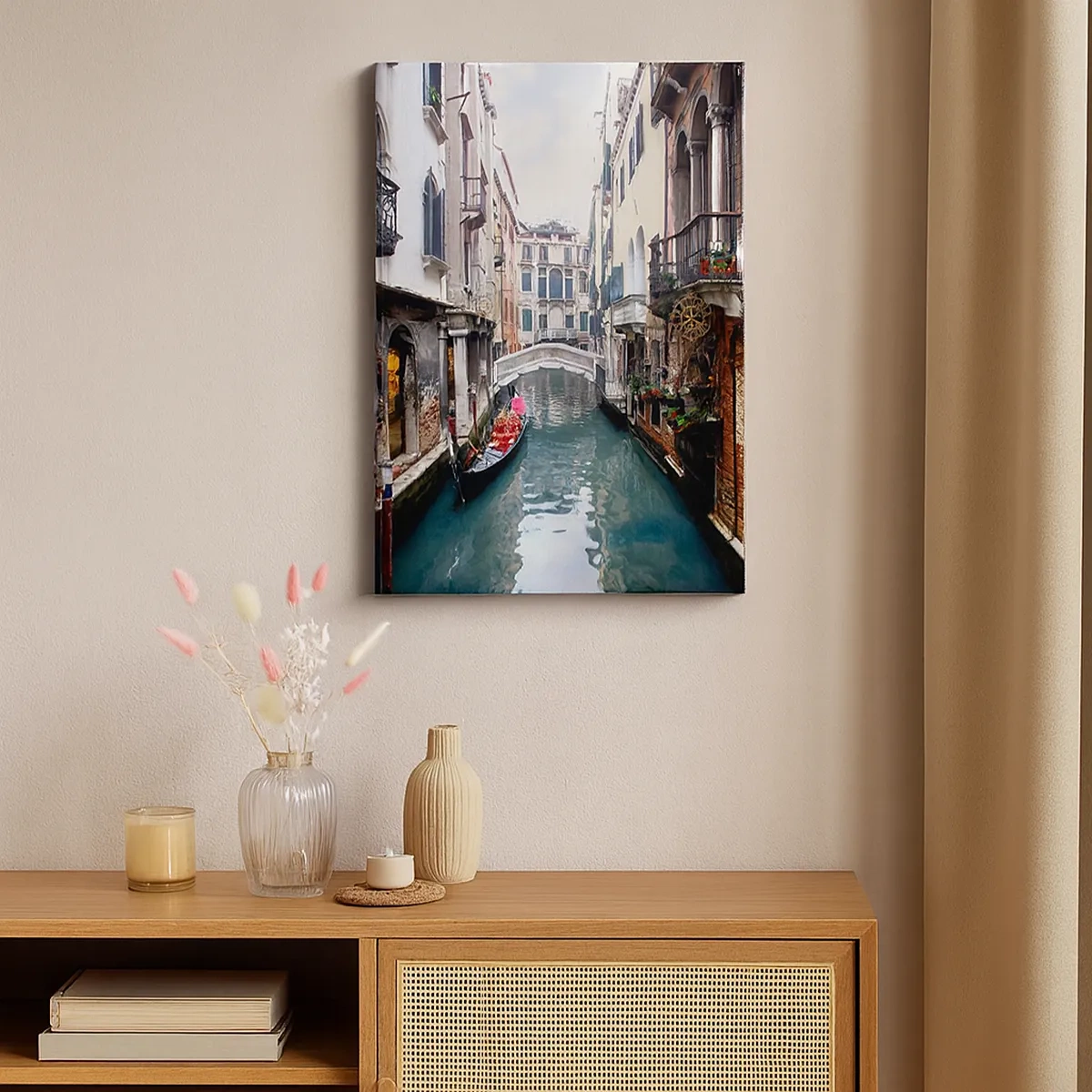 Impression sur toile - Image sur toile - Un canal à Venise avec une gondole et des bâtiments historiques - 50x70cm - Paysage vénitien avec une gondole et un pont - Décoration murale moderne pour le salon et la chambre ARTTOR