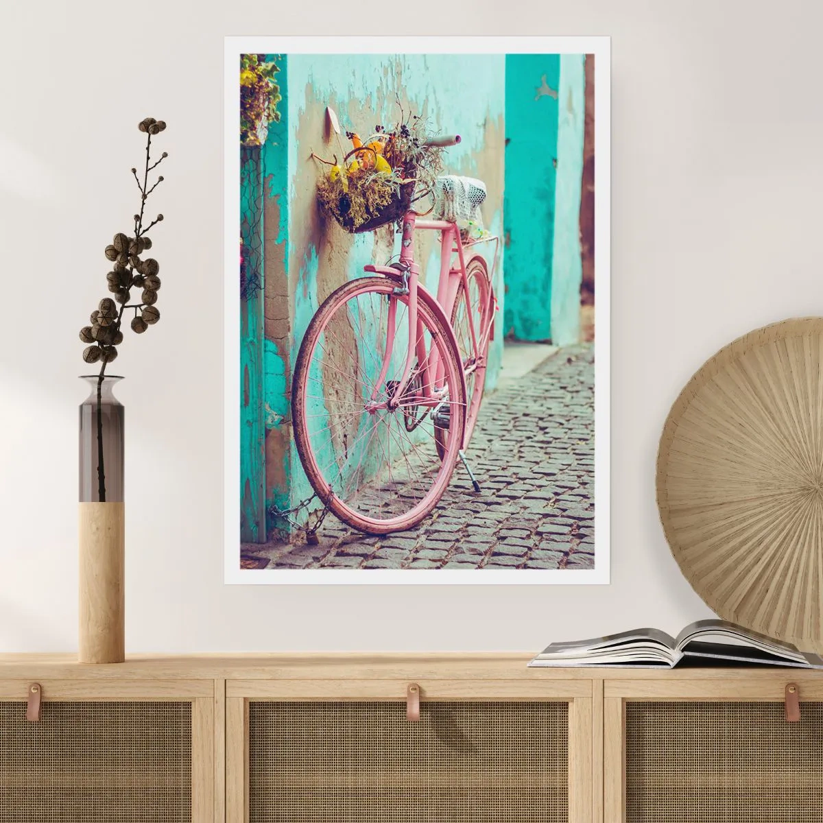 Affiche - Poster - Un vélo rose avec un panier dans une rue rustique - 50x70cm - Je reviens tout de suite - Décoration murale moderne pour le salon et la chambre ARTTOR