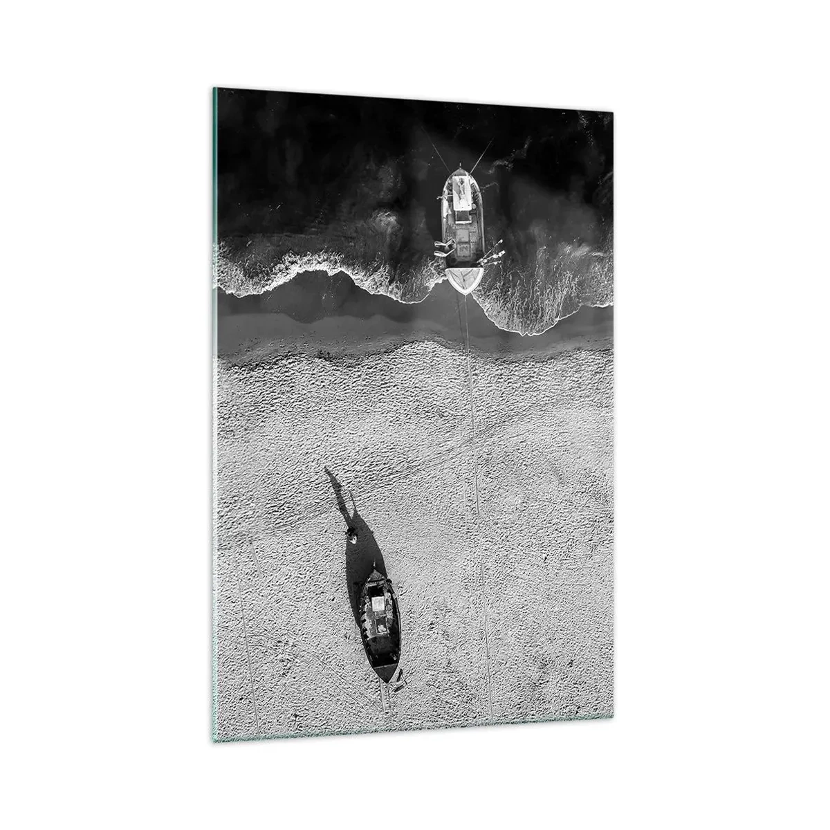 Impression sur verre - Image sur verre - Vue aérienne en noir et blanc de bateaux sur la plage - 70x100cm - Toujours sur le rivage… - Décoration murale moderne pour le salon et la chambre ARTTOR