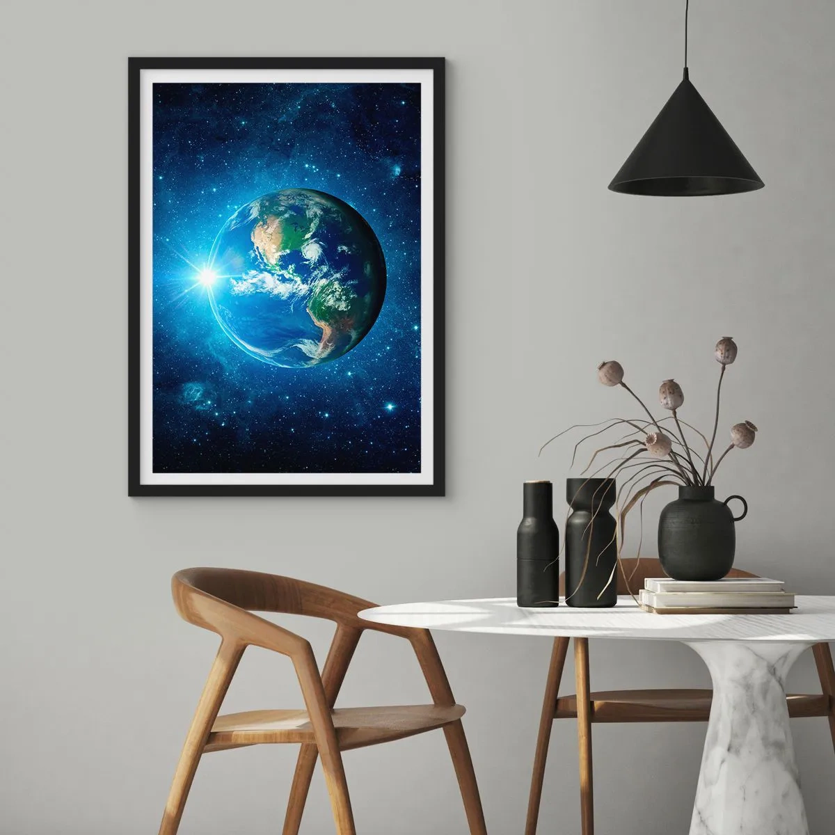 Affiche dans un cadre noir - Poster - Vue de la Terre depuis l'espace sur fond d'étoiles - 50x70cm - Nous sommes au paradis - Décoration murale moderne pour le salon et la chambre ARTTOR