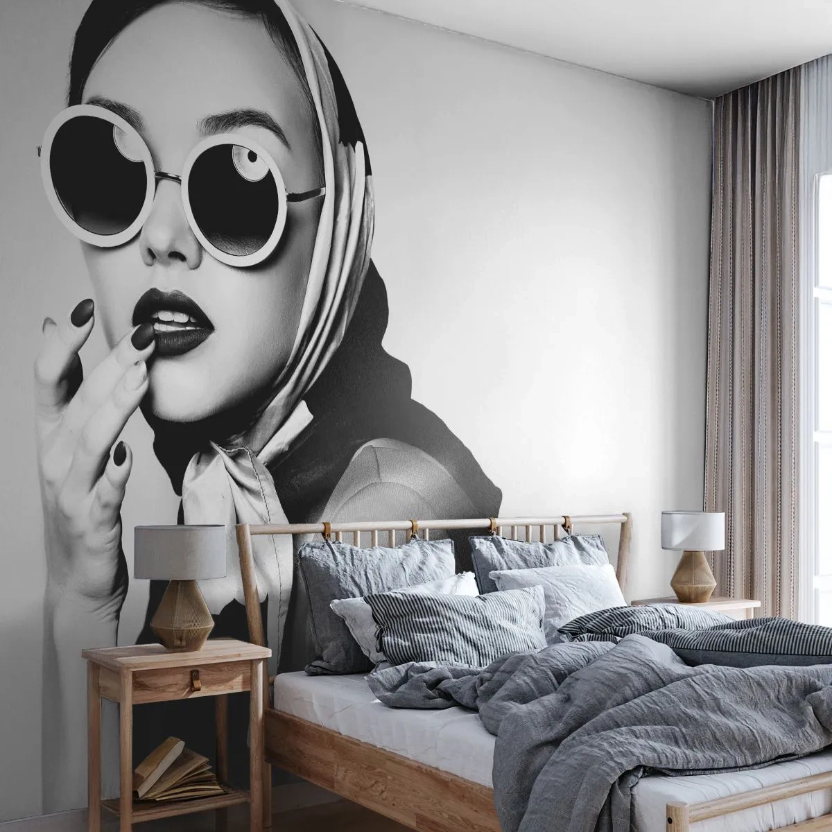 Papier Peint Photo Premium Sand - Femme élégante avec des lunettes et un foulard sur une photo en noir et blanc - 100x70cm - Salutations des années 60 - Décoration murale moderne pour le salon et la chambre ARTTOR