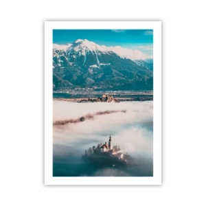Affiche - Poster - Une église sur une île entourée de brouillard avec un arrière-plan de montagne - 50x70cm - Le début d'un conte de fées - Décoration murale moderne pour le salon et la chambre ARTTOR