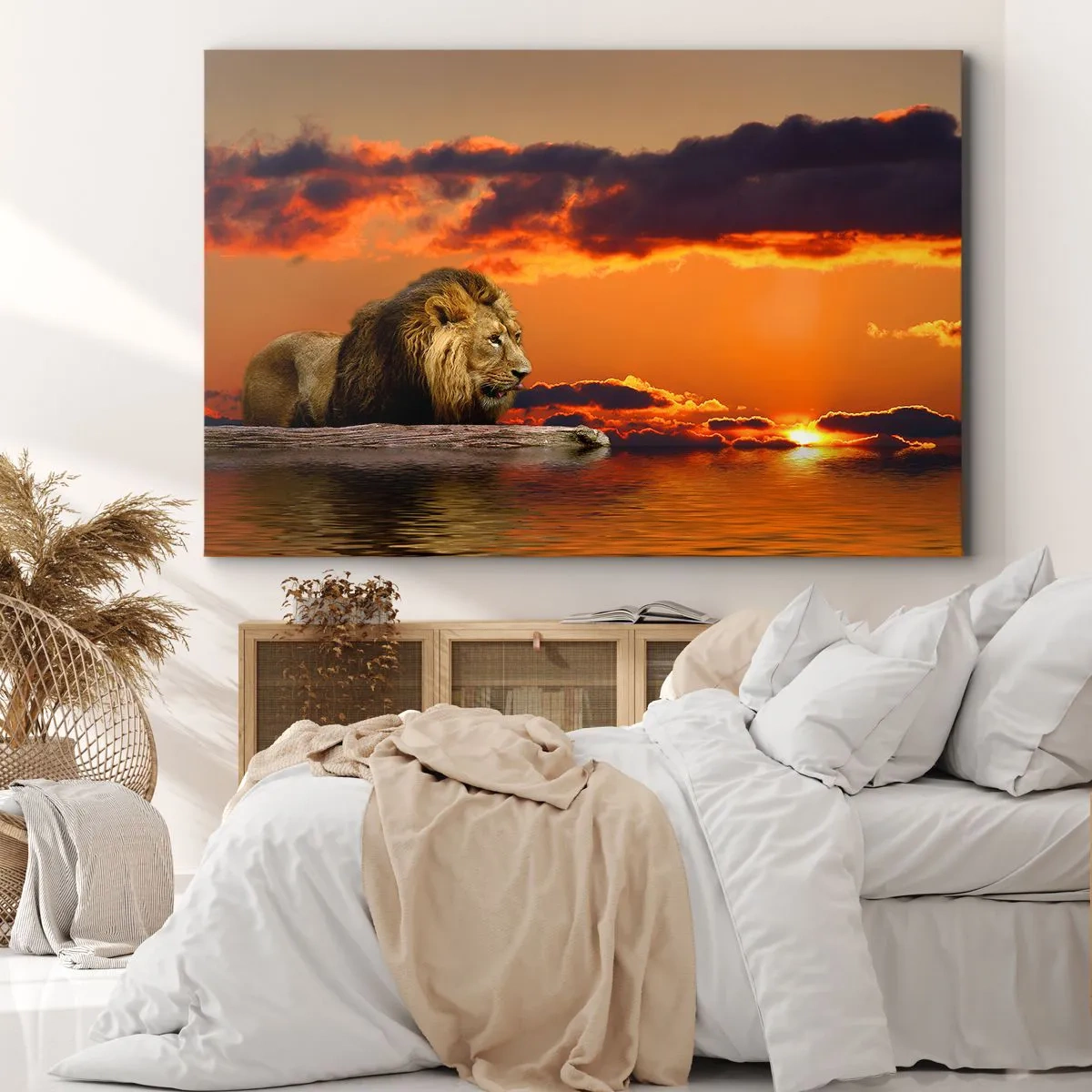 Impression sur toile - Image sur toile - Un lion se repose au bord de l'eau au coucher du soleil avec un ciel dramatique. - 70x50cm - Le roi de la nature - Décoration murale moderne pour le salon et la chambre ARTTOR