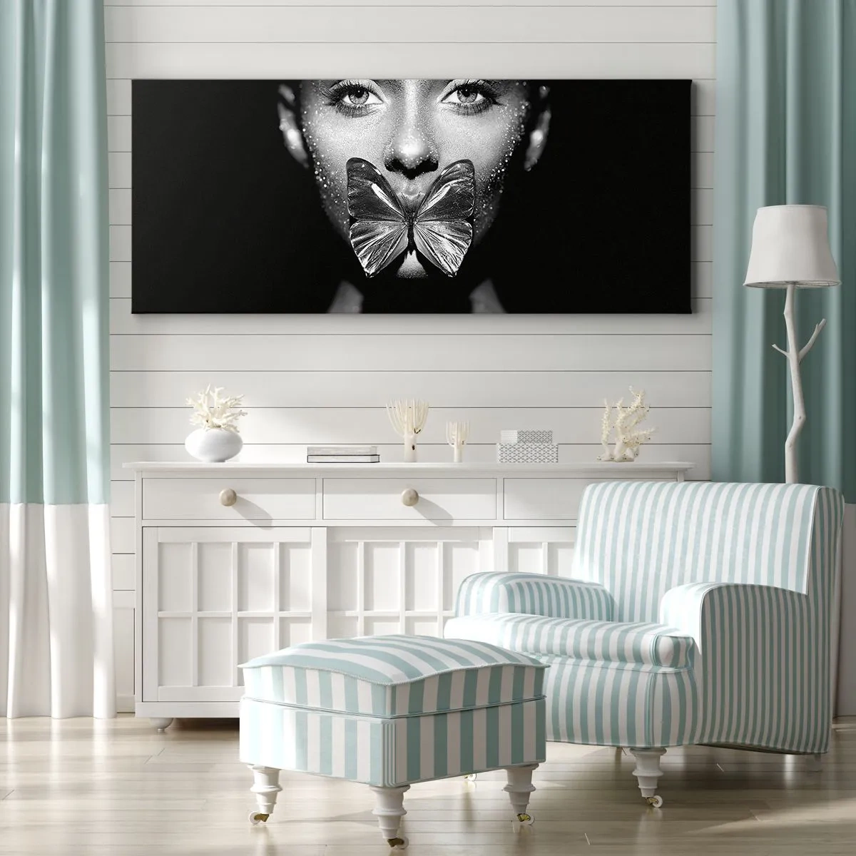 Impression sur toile - Image sur toile - Visage de femme en noir et blanc avec un papillon sur les lèvres - 140x50cm - Baiser papillon - Décoration murale moderne pour le salon et la chambre ARTTOR