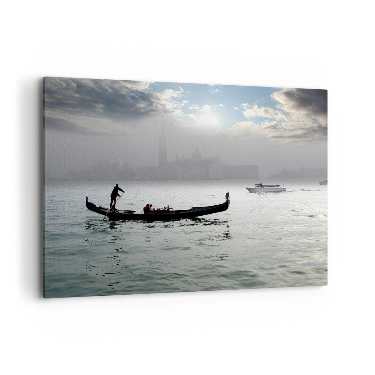 Impression sur toile - Image sur toile - Une gondole glisse sur les eaux de Venise par un matin brumeux, surplombant la ville. - 120x80cm - Une ville fabuleuse faite d'eau et de brouillard - Décoration murale moderne pour le salon et la chambre ARTTOR