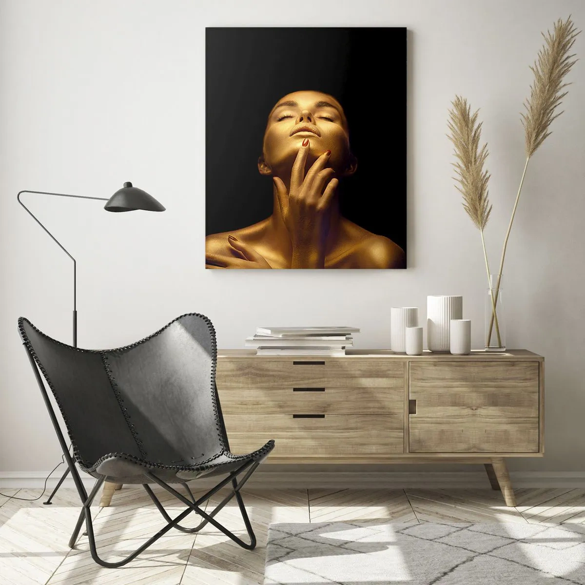 Impression sur verre - Image sur verre - Portrait d'une femme dans une lueur dorée sur fond noir - 70x100cm - Comme de la soie dorée - Décoration murale moderne pour le salon et la chambre ARTTOR