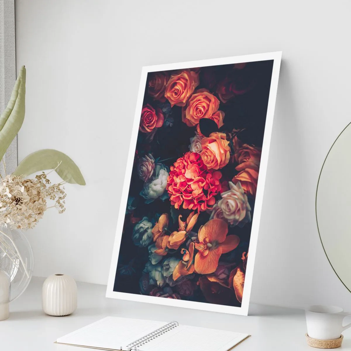 Affiche - Poster - Une composition de fleurs sombres avec une touche d'esthétique baroque - 50x70cm - Comme chez les maîtres hollandais - Décoration murale moderne pour le salon et la chambre ARTTOR