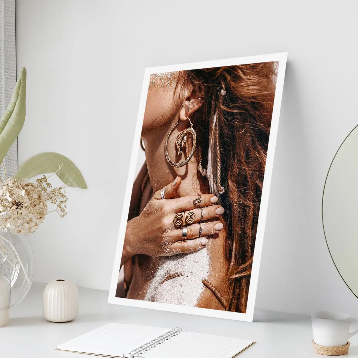 Affiche - Poster - Détail de bijoux sur fond de cuir sable - 50x70cm - Reine des plages sauvages - Décoration murale moderne pour le salon et la chambre ARTTOR