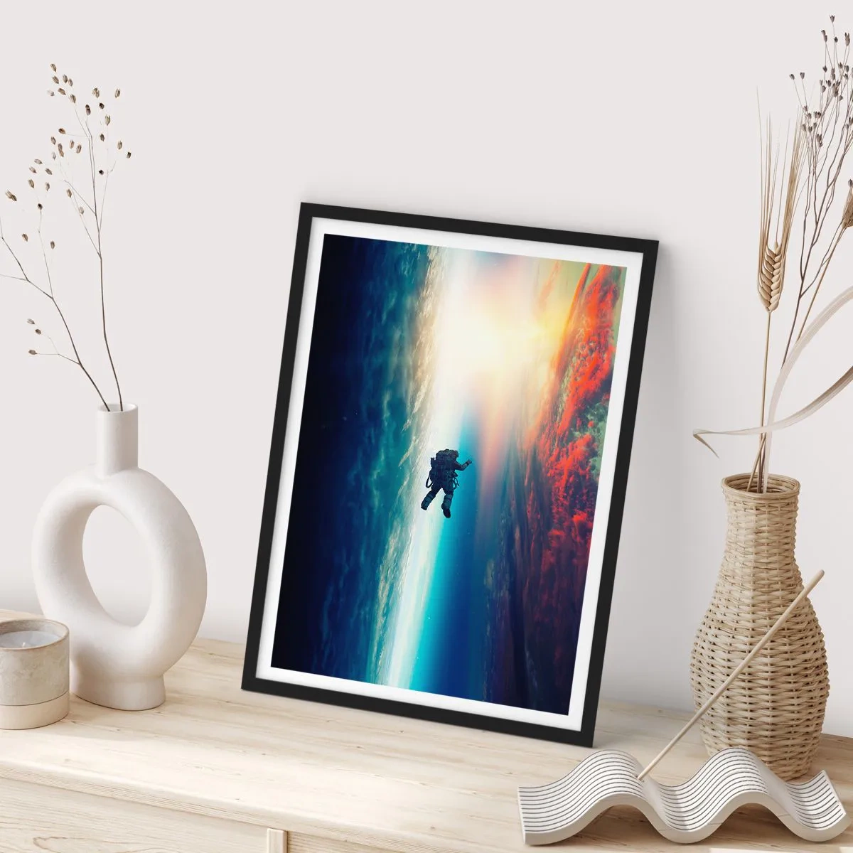 Affiche dans un cadre noir - Poster - Astronaute dans l'espace avec la Terre et le soleil en arrière-plan - 50x70cm - Affronter l'univers - Décoration murale moderne pour le salon et la chambre ARTTOR