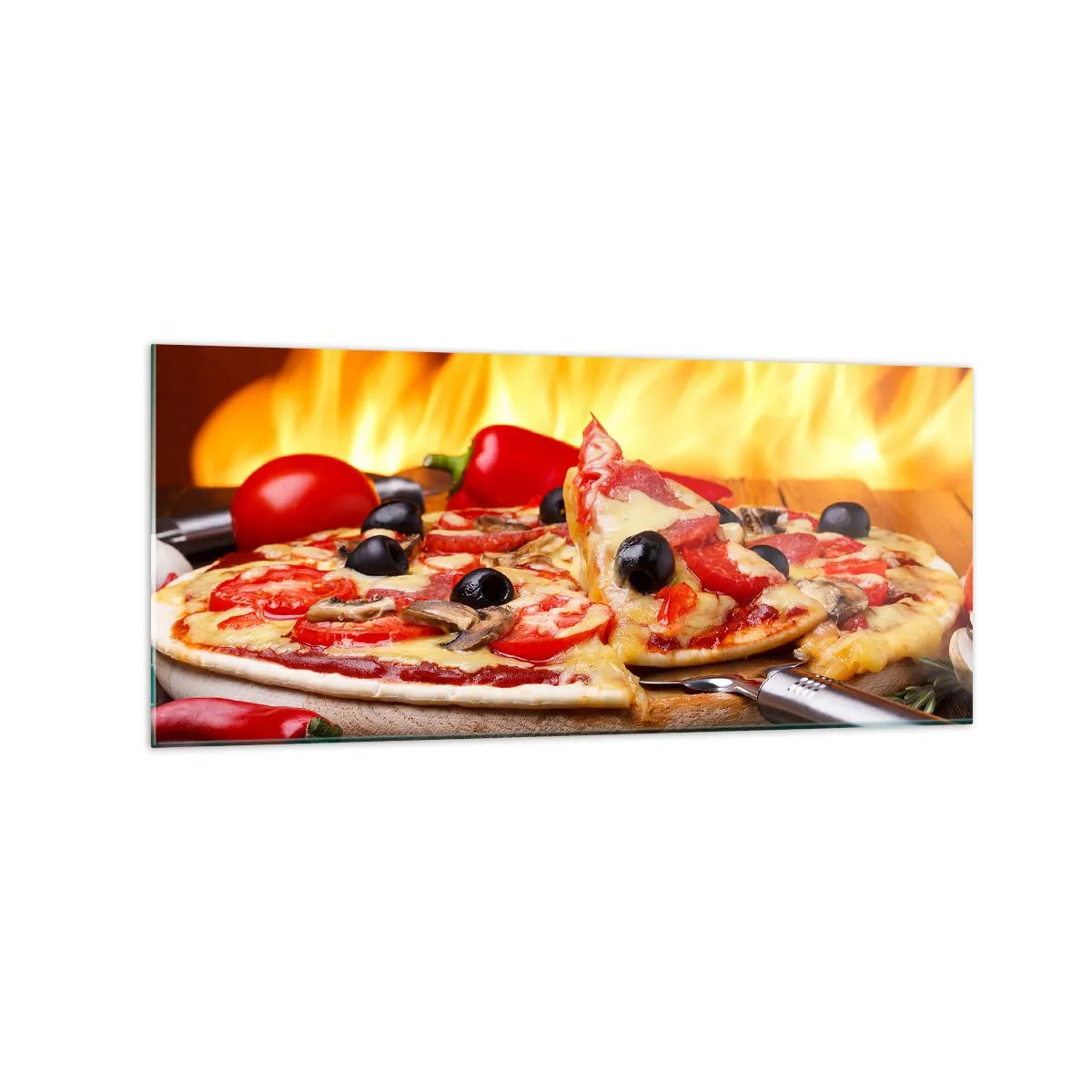 Impression sur verre - Image sur verre - Pizza aux olives, tomates et poivrons sur fond de flammes - 120x50cm - From Italy with love - Décoration murale moderne pour le salon et la chambre ARTTOR