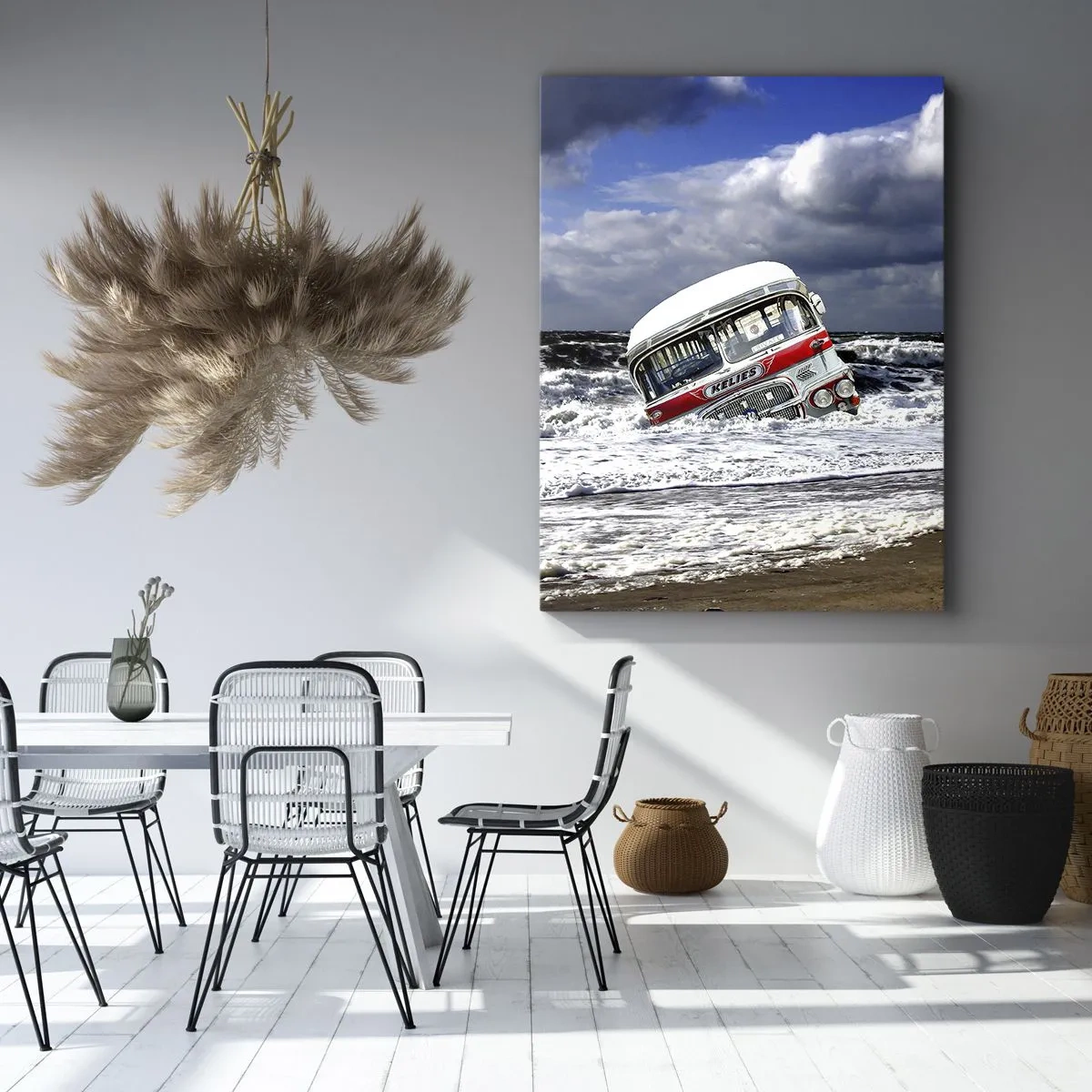 Impression sur toile - Image sur toile - Un bus coulé sur la plage au milieu des vagues et d'une mer agitée - 70x100cm - Et qu'est-ce qui vous étonne ? - Décoration murale moderne pour le salon et la chambre ARTTOR