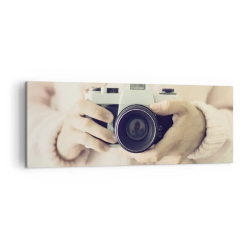 Impression sur toile - Image sur toile - Appareil photo rétro tenu en main sur un fond clair - 140x50cm - Pour voir plus ... - Décoration murale moderne pour le salon et la chambre ARTTOR