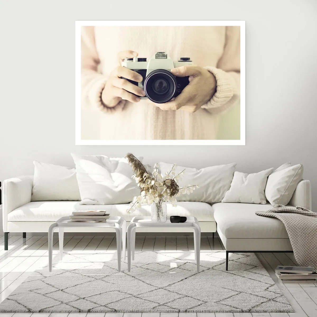 Affiche - Poster - Appareil photo rétro tenu en main sur un fond clair - 100x70cm - Pour voir plus ... - Décoration murale moderne pour le salon et la chambre ARTTOR