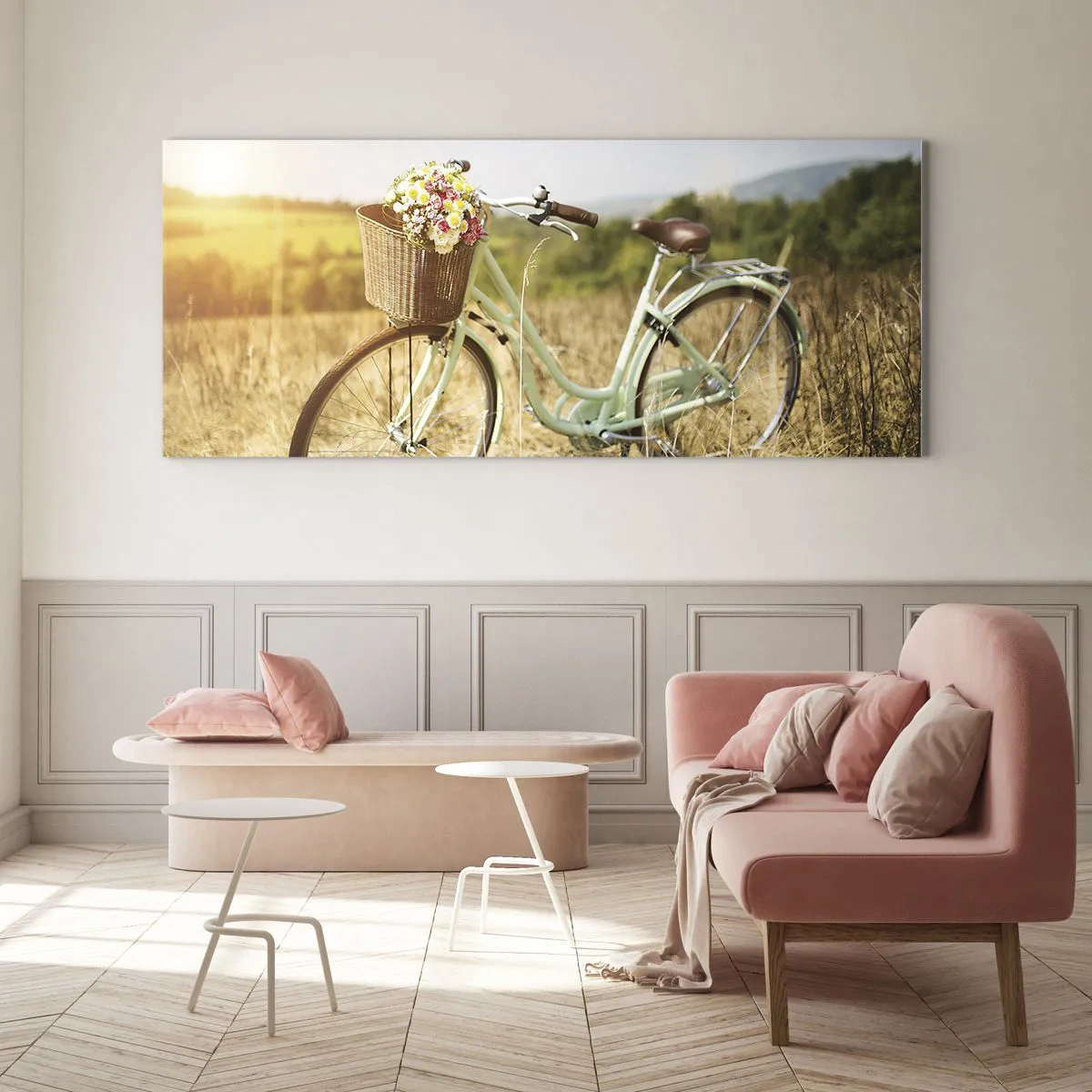 Impression sur verre - Image sur verre - Un vélo rétro avec un panier rempli de fleurs sur fond de prairie. - 160x50cm - Je vais rester un petit moment - Décoration murale moderne pour le salon et la chambre ARTTOR