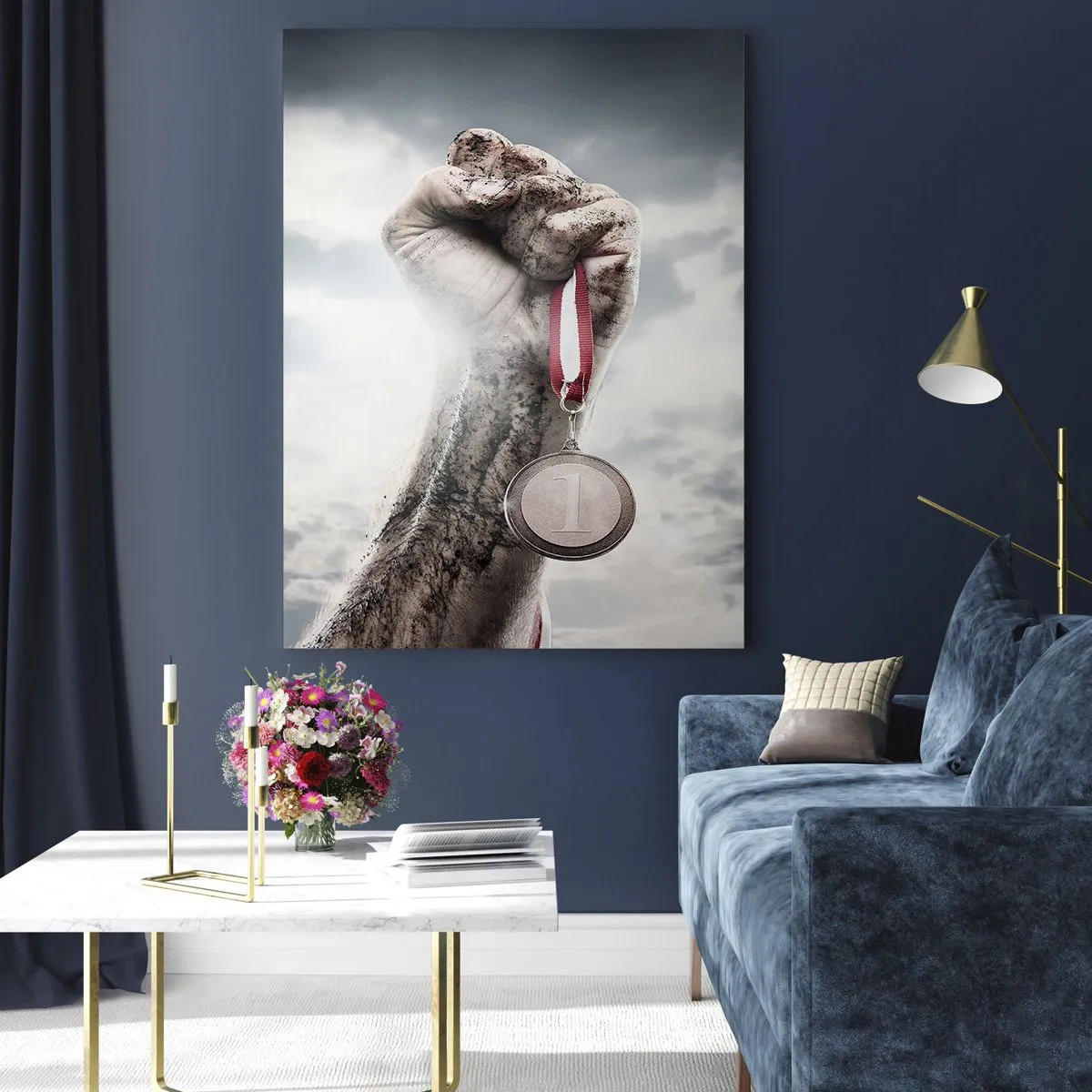 Impression sur verre - Image sur verre - Une main levée avec une médaille contre un ciel nuageux - 70x100cm - Per aspera ad astra - Décoration murale moderne pour le salon et la chambre ARTTOR