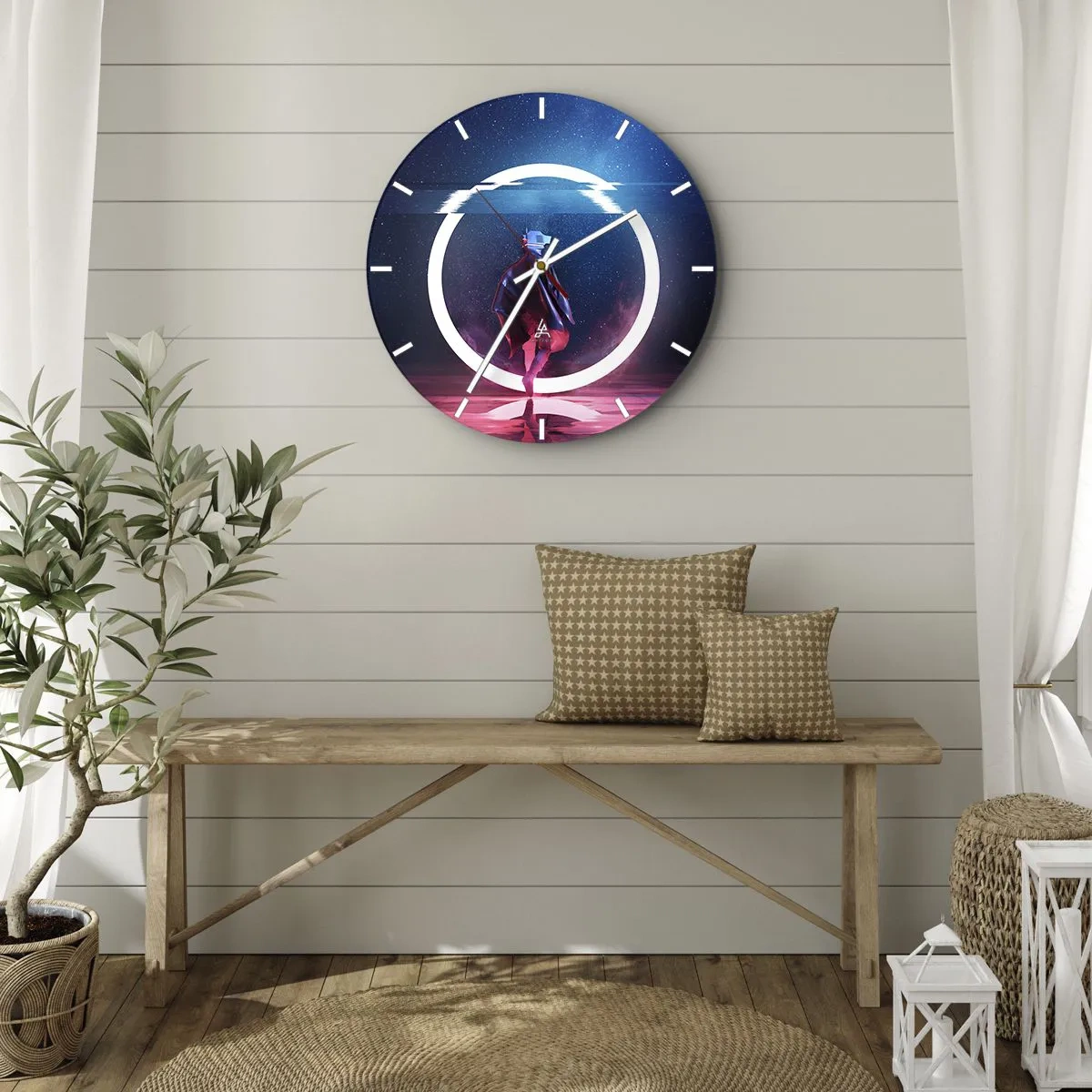 Horloge murale - Pendule murale - Une figure dans un manteau sur fond de cercle lumineux dans un décor cosmique - 30x30cm - Entre deux mondes - Décoration murale moderne pour le salon, la cuisine et la chambre ARTTOR