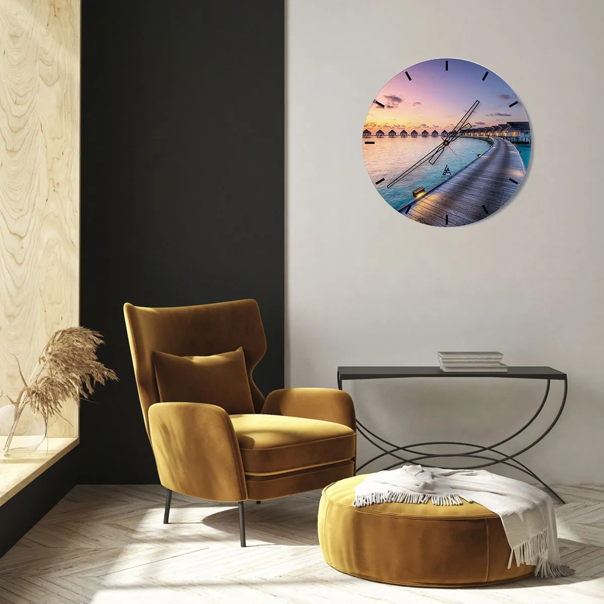 Horloge murale - Pendule murale - Un chemin le long de la plage avec des bungalows sur fond de soleil couchant - 30x30cm - Vacances - retour aux sources - Décoration murale moderne pour le salon, la cuisine et la chambre ARTTOR