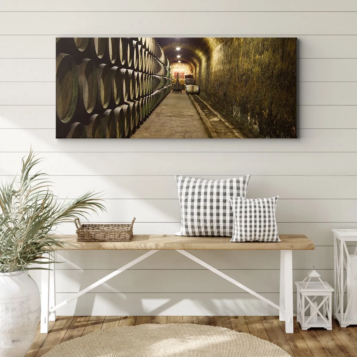 Impression sur toile - Image sur toile - Une cave avec des tonneaux de vin en bois disposés en rangées - 160x50cm - Qu'il est bon de s'allonger - Décoration murale moderne pour le salon et la chambre ARTTOR
