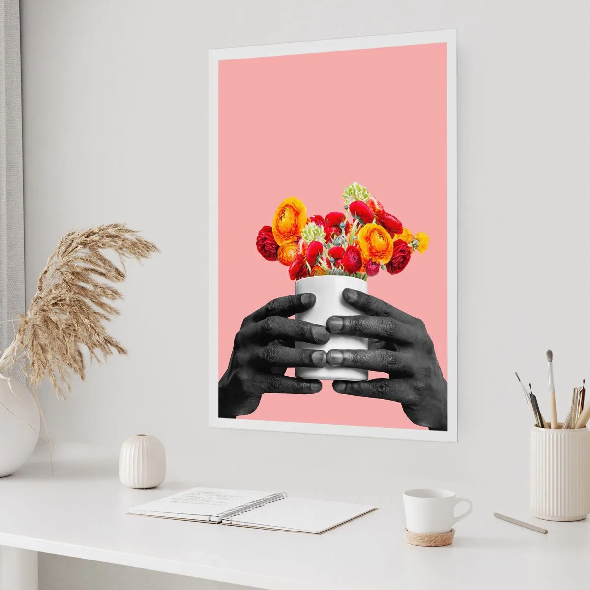 Affiche - Poster - Mains noires tenant un bouquet de fleurs sur fond rose - 50x70cm - Apothéose de la vie - Décoration murale moderne pour le salon et la chambre ARTTOR