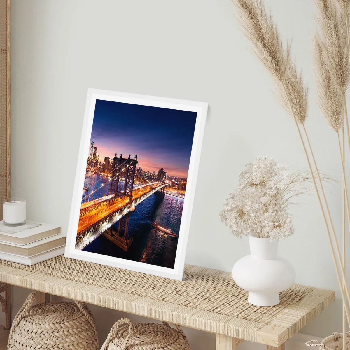 Affiche dans un cadre blanc - Poster - Un pont lumineux au cœur de la ville - 70x100 cm