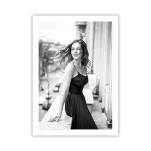 Affiche - Poster - Photographie en noir et blanc d'une femme sur un balcon - 50x70cm - Certainement un Parisien - Décoration murale moderne pour le salon et la chambre ARTTOR