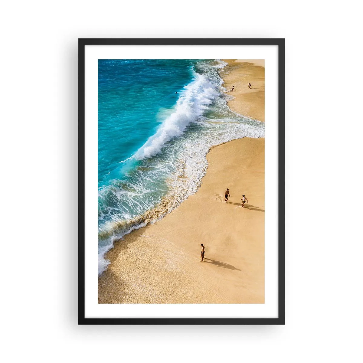 Affiche dans un cadre noir - Poster - Une plage dorée avec des vagues turquoise et des gens qui se promènent - 50x70cm - Et ensuite le soleil, la plage… - Décoration murale moderne pour le salon et la chambre ARTTOR