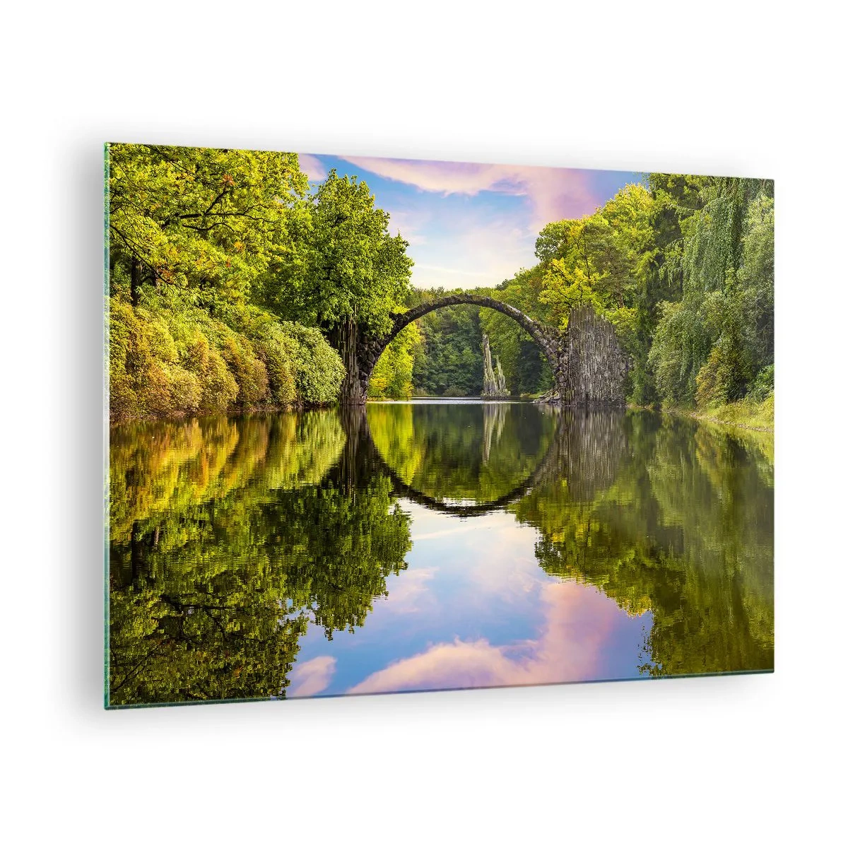 Impression sur verre - Image sur verre - Un pont de pierre se reflétant dans la surface calme du lac - 70x50cm - À la jonction de deux mondes - Décoration murale moderne pour le salon et la chambre ARTTOR