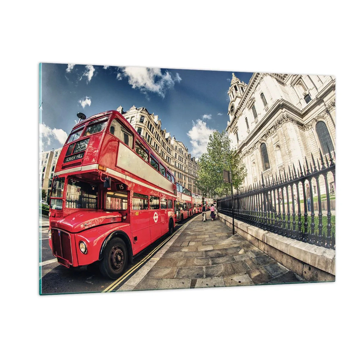 Impression sur verre - Image sur verre - Un bus rouge à impériale dans un environnement urbain - 120x80cm - Rue de Londres en gris et rouge - Décoration murale moderne pour le salon et la chambre ARTTOR