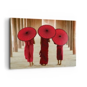 Impression sur toile - Image sur toile - Trois moines avec des parapluies rouges dans l'architecture traditionnelle - 100x70cm - Sur la route du pays pure - Décoration murale moderne pour le salon et la chambre ARTTOR