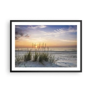 Affiche dans un cadre noir - Poster - Une plage de sable au coucher du soleil avec de l'herbe en arrière-plan - 70x50cm - Regarde, pense, ressent - Décoration murale moderne pour le salon et la chambre ARTTOR