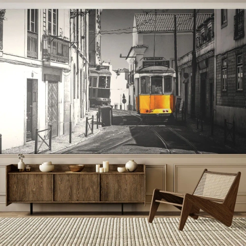 Papier Peint Photo Premium Canvas - Un tramway jaune dans les rues de Lisbonne dans un décor monochrome - 100x70cm - L'âme de Lisbonne - Décoration murale moderne pour le salon et la chambre ARTTOR