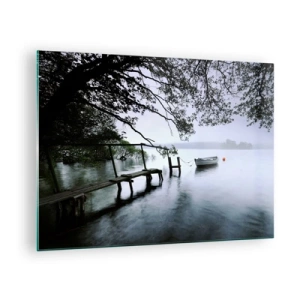 Impression sur verre - Image sur verre - Une jetée en bois sur un lac brumeux avec un bateau en arrière-plan - 70x50cm - Tu te reposes déjà - Décoration murale moderne pour le salon et la chambre ARTTOR
